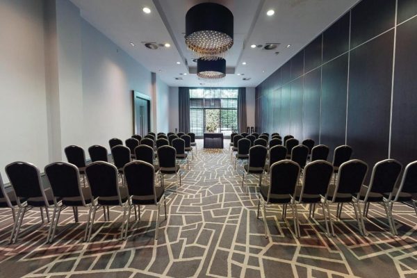 Optimizing Business Meetings: Choosing the Best Conference Room Watford