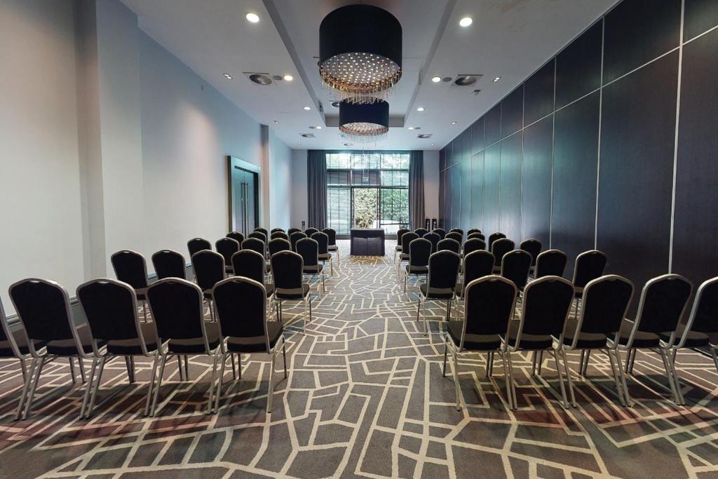 Optimizing Business Meetings: Choosing the Best Conference Room Watford